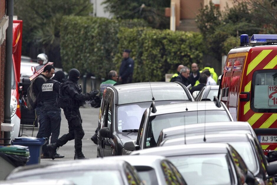 Γαλλία: Επιχείρηση της αστυνομίας στην Τουλούζη (ανανέωση) #21. Αρχισαν ξανά οι συνομιλίες που είχαν διακοπεί προσωρινά μεταξύ των διαπραγματευτών της αστυνομίας και του υπόπτου για τις δολοφονίες τεσσάρων ανθρώπων σε εβραϊκό σχολείο στην Τουλούζη. Νωρίτερα, ο υπουργός Εσωτερικών Κλοντ Γκεάν είχε ανακοινώσει πως ο ύποπτος είχε πει ότι θα παραδοθεί σήμερα το απόγευμα. Ο ένοπλος που ονομάζεται Μοχάμεντ Μεράχ, υποστηρίζει ότι είναι μέλος της Αλ Κάιντα και έχει οχυρωθεί σε σπίτι στην Τουλούζη, το οποίο πολιορκείται από την αστυνομία.