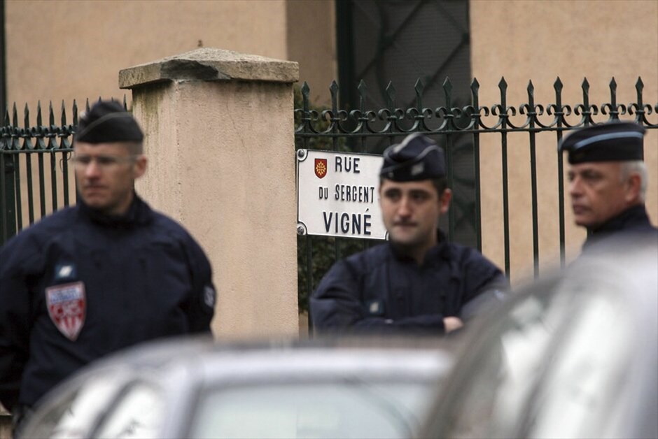 Γαλλία: Επιχείρηση της αστυνομίας στην Τουλούζη (ανανέωση) #23. Αρχισαν ξανά οι συνομιλίες που είχαν διακοπεί προσωρινά μεταξύ των διαπραγματευτών της αστυνομίας και του υπόπτου για τις δολοφονίες τεσσάρων ανθρώπων σε εβραϊκό σχολείο στην Τουλούζη. Νωρίτερα, ο υπουργός Εσωτερικών Κλοντ Γκεάν είχε ανακοινώσει πως ο ύποπτος είχε πει ότι θα παραδοθεί σήμερα το απόγευμα. Ο ένοπλος που ονομάζεται Μοχάμεντ Μεράχ, υποστηρίζει ότι είναι μέλος της Αλ Κάιντα και έχει οχυρωθεί σε σπίτι στην Τουλούζη, το οποίο πολιορκείται από την αστυνομία.