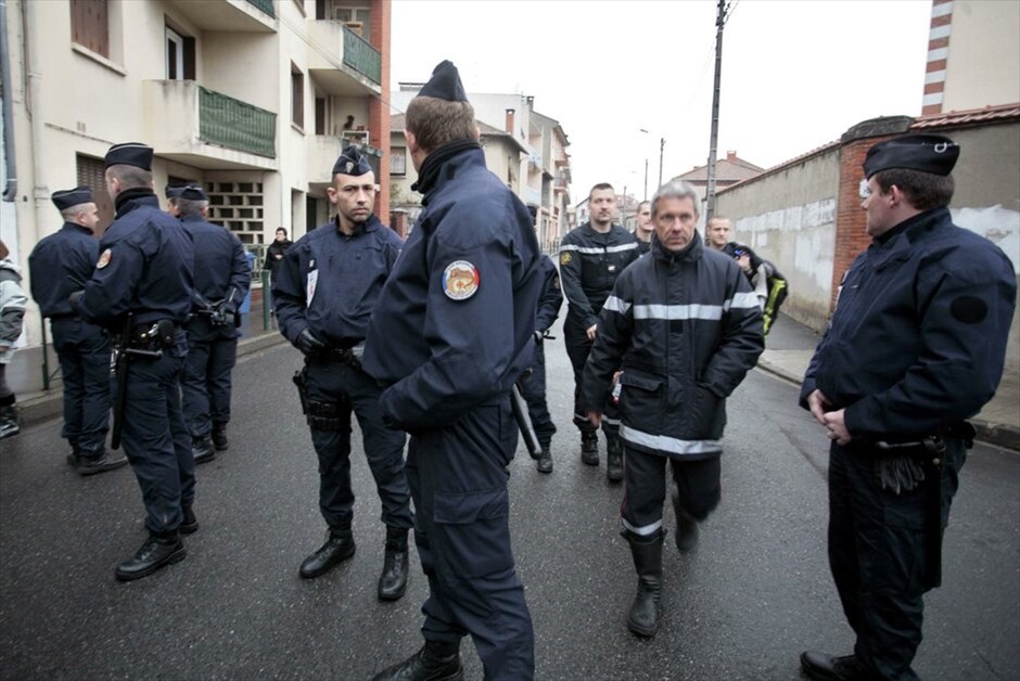 Γαλλία: Επιχείρηση της αστυνομίας στην Τουλούζη (ανανέωση) #25. Αρχισαν ξανά οι συνομιλίες που είχαν διακοπεί προσωρινά μεταξύ των διαπραγματευτών της αστυνομίας και του υπόπτου για τις δολοφονίες τεσσάρων ανθρώπων σε εβραϊκό σχολείο στην Τουλούζη. Νωρίτερα, ο υπουργός Εσωτερικών Κλοντ Γκεάν είχε ανακοινώσει πως ο ύποπτος είχε πει ότι θα παραδοθεί σήμερα το απόγευμα. Ο ένοπλος που ονομάζεται Μοχάμεντ Μεράχ, υποστηρίζει ότι είναι μέλος της Αλ Κάιντα και έχει οχυρωθεί σε σπίτι στην Τουλούζη, το οποίο πολιορκείται από την αστυνομία.
