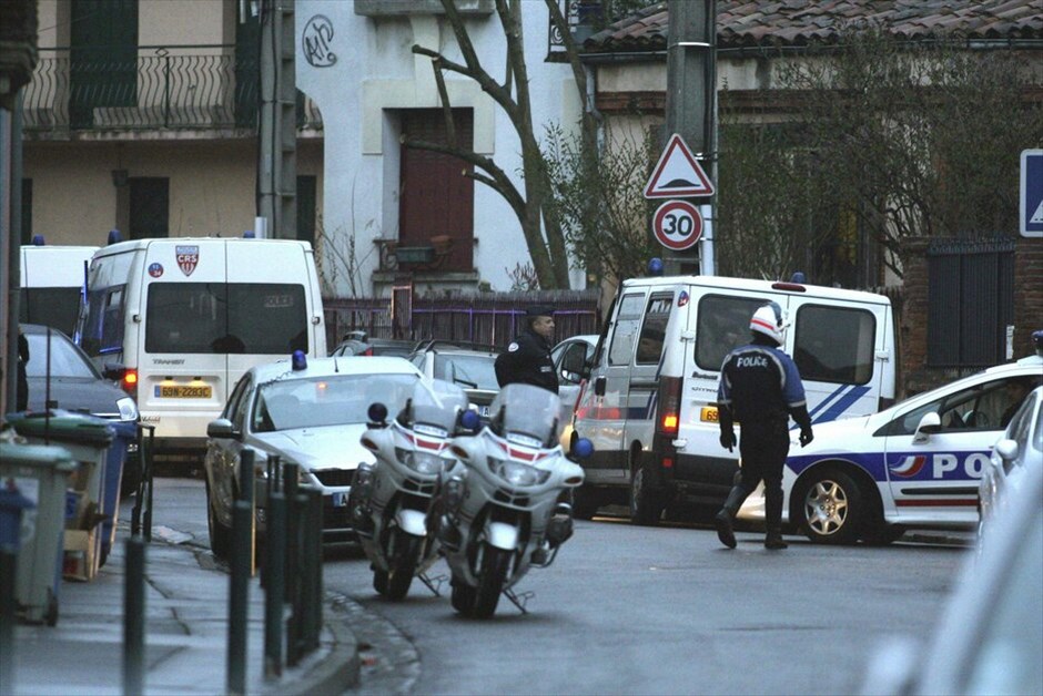 Γαλλία: Επιχείρηση της αστυνομίας στην Τουλούζη (ανανέωση) #27. Αρχισαν ξανά οι συνομιλίες που είχαν διακοπεί προσωρινά μεταξύ των διαπραγματευτών της αστυνομίας και του υπόπτου για τις δολοφονίες τεσσάρων ανθρώπων σε εβραϊκό σχολείο στην Τουλούζη. Νωρίτερα, ο υπουργός Εσωτερικών Κλοντ Γκεάν είχε ανακοινώσει πως ο ύποπτος είχε πει ότι θα παραδοθεί σήμερα το απόγευμα. Ο ένοπλος που ονομάζεται Μοχάμεντ Μεράχ, υποστηρίζει ότι είναι μέλος της Αλ Κάιντα και έχει οχυρωθεί σε σπίτι στην Τουλούζη, το οποίο πολιορκείται από την αστυνομία.
