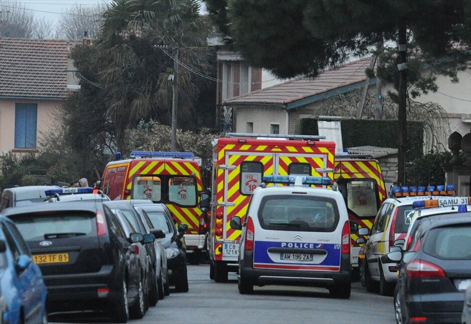 Γαλλία: Επιχείρηση της αστυνομίας στην Τουλούζη (ανανέωση) #30. Αρχισαν ξανά οι συνομιλίες που είχαν διακοπεί προσωρινά μεταξύ των διαπραγματευτών της αστυνομίας και του υπόπτου για τις δολοφονίες τεσσάρων ανθρώπων σε εβραϊκό σχολείο στην Τουλούζη. Νωρίτερα, ο υπουργός Εσωτερικών Κλοντ Γκεάν είχε ανακοινώσει πως ο ύποπτος είχε πει ότι θα παραδοθεί σήμερα το απόγευμα. Ο ένοπλος που ονομάζεται Μοχάμεντ Μεράχ, υποστηρίζει ότι είναι μέλος της Αλ Κάιντα και έχει οχυρωθεί σε σπίτι στην Τουλούζη, το οποίο πολιορκείται από την αστυνομία.