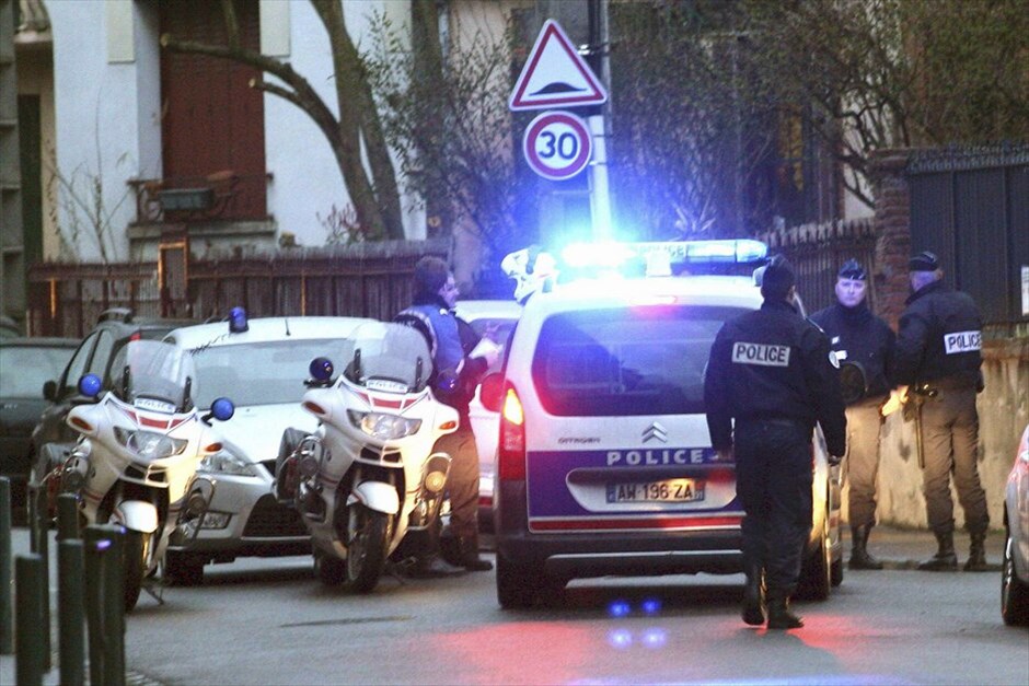 Γαλλία: Επιχείρηση της αστυνομίας στην Τουλούζη (ανανέωση) #31. Αρχισαν ξανά οι συνομιλίες που είχαν διακοπεί προσωρινά μεταξύ των διαπραγματευτών της αστυνομίας και του υπόπτου για τις δολοφονίες τεσσάρων ανθρώπων σε εβραϊκό σχολείο στην Τουλούζη. Νωρίτερα, ο υπουργός Εσωτερικών Κλοντ Γκεάν είχε ανακοινώσει πως ο ύποπτος είχε πει ότι θα παραδοθεί σήμερα το απόγευμα. Ο ένοπλος που ονομάζεται Μοχάμεντ Μεράχ, υποστηρίζει ότι είναι μέλος της Αλ Κάιντα και έχει οχυρωθεί σε σπίτι στην Τουλούζη, το οποίο πολιορκείται από την αστυνομία.