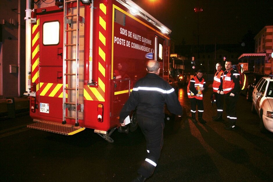 Γαλλία: Επιχείρηση της αστυνομίας στην Τουλούζη (ανανέωση) #36. Αρχισαν ξανά οι συνομιλίες που είχαν διακοπεί προσωρινά μεταξύ των διαπραγματευτών της αστυνομίας και του υπόπτου για τις δολοφονίες τεσσάρων ανθρώπων σε εβραϊκό σχολείο στην Τουλούζη. Νωρίτερα, ο υπουργός Εσωτερικών Κλοντ Γκεάν είχε ανακοινώσει πως ο ύποπτος είχε πει ότι θα παραδοθεί σήμερα το απόγευμα. Ο ένοπλος που ονομάζεται Μοχάμεντ Μεράχ, υποστηρίζει ότι είναι μέλος της Αλ Κάιντα και έχει οχυρωθεί σε σπίτι στην Τουλούζη, το οποίο πολιορκείται από την αστυνομία.