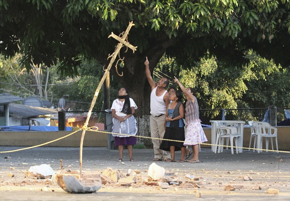 Μεξικό: Σεισμός 7,6 ρίχτερ #1. Σεισμός 7,6 Ρίχτερ σημειώθηκε κοντά στις δυτικές ακτές του Μεξικού, 193 χλμ. ανατολικά του Ακαπούλκο και εστιακό του βάθος μόλις 18 χιλιόμετρα. Περισσότερες από 500 κατοικίες έχουν υποστεί ζημιές ή έχουν καταρρεύσει σε πόλεις κοντά στο επίκεντρο του ισχυρού σεισμού.