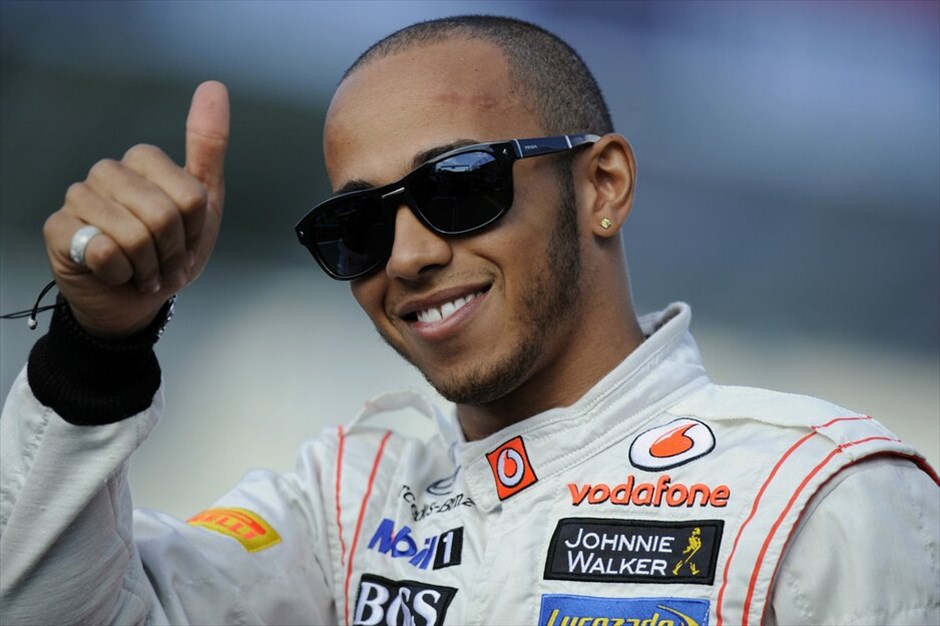 Formula 1: Οι αμοιβές των οδηγών το 2011 #4. Περί τα 19,5 εκατ. ευρώ εκτιμάται ότι προστέθηκαν στον τραπεζικό ή τραπεζικούς λογαριασμούς τους Λιούις Χάμιλτον την χρονιά που πέρασε. Ποσό διόλου ευκαταφρόνητο αν αναλογιστεί κανείς ότι η περυσινή σεζόν δεν ήταν και από τις καλύτερες σε προσωπικό και επαγγελματικό επίπεδο για τον 27χρονο πιλότο. Τα έσοδα του πάντως αναμένεται να αυξηθούν καθώς στο τέλος της χρονιάς λήγει το συμβόλαιο του με την McLaren και οι φήμες οργιάζουν για το που θα καταλήξει. Η κατάκτηση ενός δεύτερου στην καριέρα του ίσως να επιδράσει ακόμη πιο θετικά στην… τσέπη του.