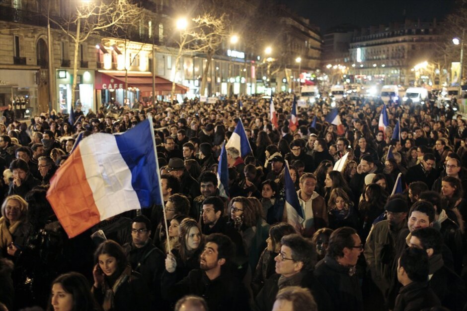 Γαλλία: Θρήνος για τα θύματα της επίθεσης στην Τουλούζη #1. Στους δρόμους της πόλης τους βγήκαν χθες το βράδυ χιλιάδες Παριζιάνοι προκειμένου να πραγματοποιήσουν σιωπηρή διαδήλωση στη μνήμη των τεσσάρων θυμάτων της επίθεσης σε εβραϊκό σχολείο στην Τουλούζη.