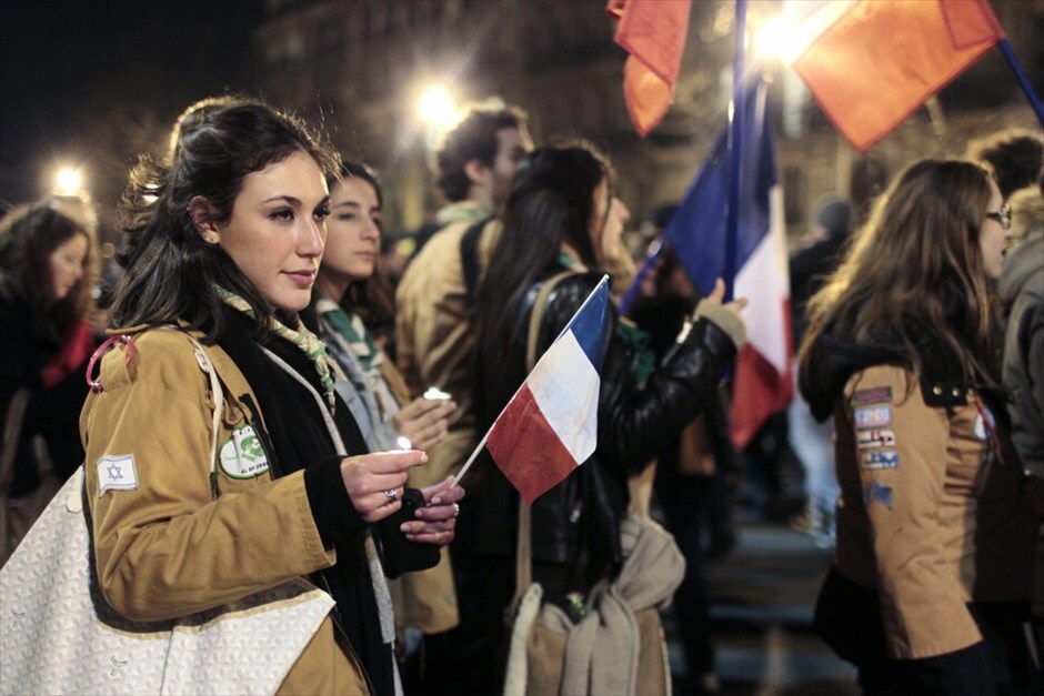 Γαλλία: Θρήνος για τα θύματα της επίθεσης στην Τουλούζη #2. Στους δρόμους της πόλης τους βγήκαν χθες το βράδυ χιλιάδες Παριζιάνοι προκειμένου να πραγματοποιήσουν σιωπηρή διαδήλωση στη μνήμη των τεσσάρων θυμάτων της επίθεσης σε εβραϊκό σχολείο στην Τουλούζη.