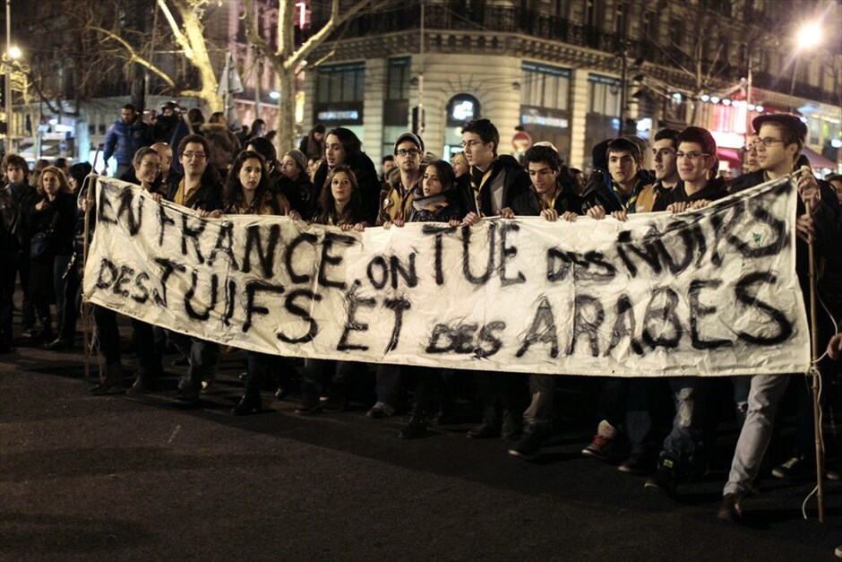 Γαλλία: Θρήνος για τα θύματα της επίθεσης στην Τουλούζη #4. Στους δρόμους της πόλης τους βγήκαν χθες το βράδυ χιλιάδες Παριζιάνοι προκειμένου να πραγματοποιήσουν σιωπηρή διαδήλωση στη μνήμη των τεσσάρων θυμάτων της επίθεσης σε εβραϊκό σχολείο στην Τουλούζη.