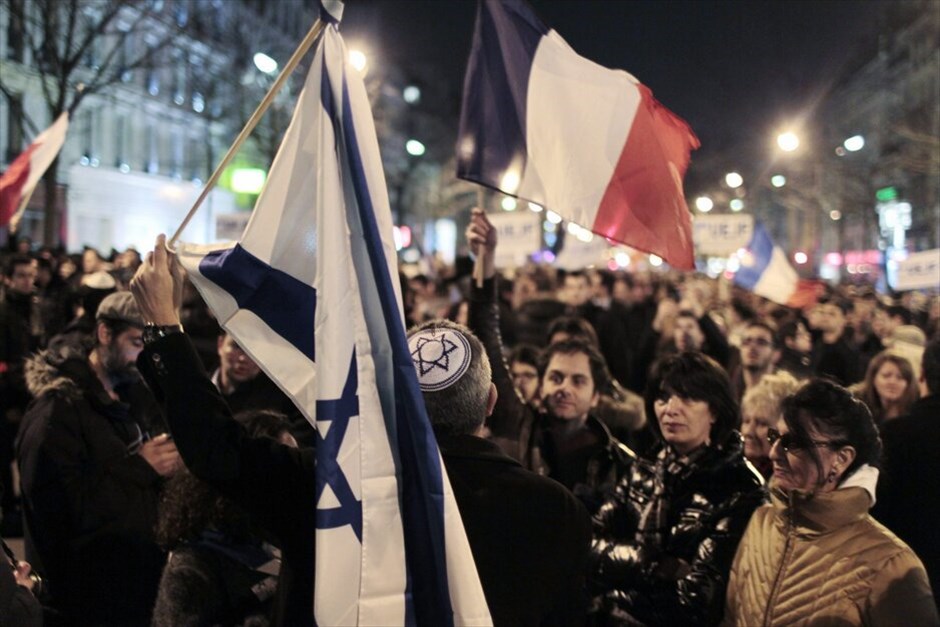 Γαλλία: Θρήνος για τα θύματα της επίθεσης στην Τουλούζη #6. Στους δρόμους της πόλης τους βγήκαν χθες το βράδυ χιλιάδες Παριζιάνοι προκειμένου να πραγματοποιήσουν σιωπηρή διαδήλωση στη μνήμη των τεσσάρων θυμάτων της επίθεσης σε εβραϊκό σχολείο στην Τουλούζη.