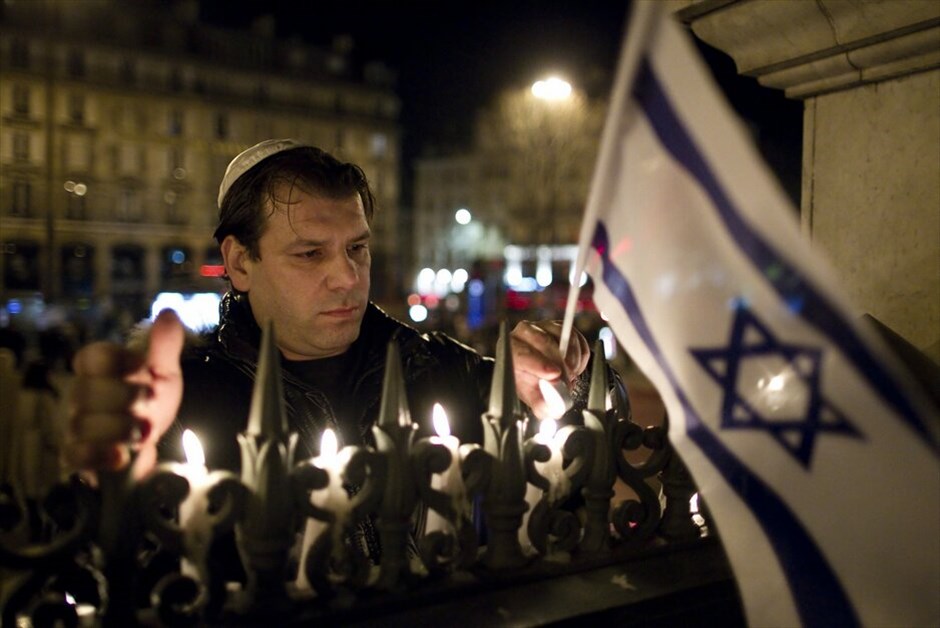 Γαλλία: Θρήνος για τα θύματα της επίθεσης στην Τουλούζη #10. Στους δρόμους της πόλης τους βγήκαν χθες το βράδυ χιλιάδες Παριζιάνοι προκειμένου να πραγματοποιήσουν σιωπηρή διαδήλωση στη μνήμη των τεσσάρων θυμάτων της επίθεσης σε εβραϊκό σχολείο στην Τουλούζη.