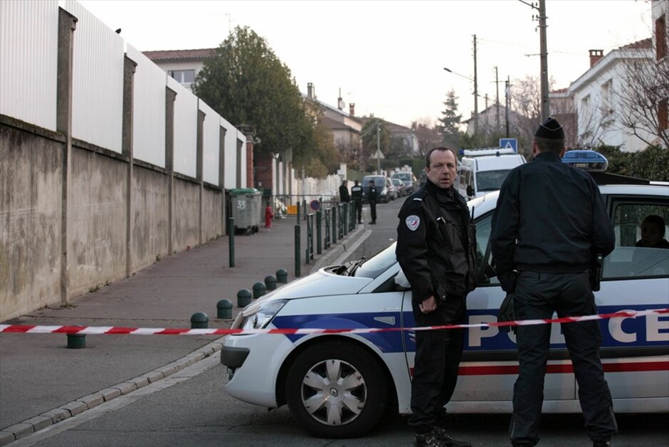 Γαλλία: Θρήνος για τα θύματα της επίθεσης στην Τουλούζη #17. Ανθρωποκυνηγητό άνευ προηγουμένου έχουν εξαπολύσει οι γαλλικές αρχές για τον εντοπισμό του δράστη.