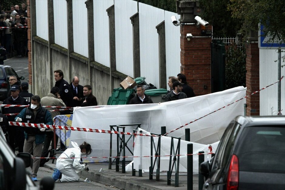 Γαλλία: Nεκροί σε επεισόδιο με πυροβολισμούς σε σχολείο  #2. Τρία παιδιά και ένας ενήλικας έχασαν τη ζωή τους όταν άγνωστος άνοιξε πυρ έξω από εβραϊκό σχολείο στην Τουλούζη. Tα τέσσερα θύματα είναι ένας δάσκαλος Θεολογίας 30 ετών, τα παιδιά του 6 και 3 ετών και ένα ακόμη παιδί 10 ετών. Το τρίτο παιδί υπέκυψε στα τραύματα του στο νοσοκομείο, ενώ δύο ακόμα άνθρωποι έχουν τραυματιστεί. Στην περιοχή έσπευσε ο Γάλλος πρόεδρος, ο οποίος χαρακτήρισε το επεισόδιο «εθνική τραγωδία».
