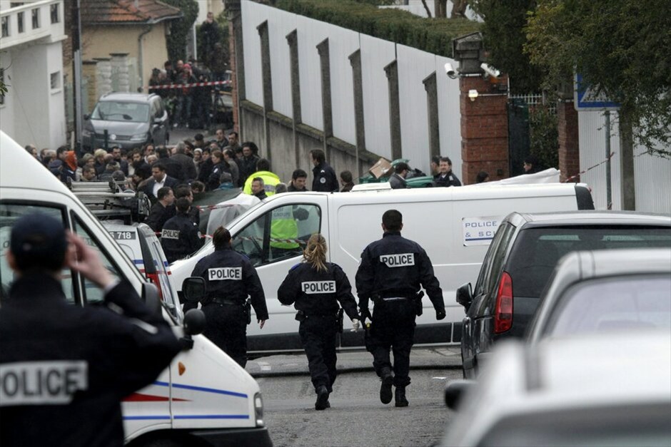 Γαλλία: Nεκροί σε επεισόδιο με πυροβολισμούς σε σχολείο  #4. Τρία παιδιά και ένας ενήλικας έχασαν τη ζωή τους όταν άγνωστος άνοιξε πυρ έξω από εβραϊκό σχολείο στην Τουλούζη. Tα τέσσερα θύματα είναι ένας δάσκαλος Θεολογίας 30 ετών, τα παιδιά του 6 και 3 ετών και ένα ακόμη παιδί 10 ετών. Το τρίτο παιδί υπέκυψε στα τραύματα του στο νοσοκομείο, ενώ δύο ακόμα άνθρωποι έχουν τραυματιστεί. Στην περιοχή έσπευσε ο Γάλλος πρόεδρος, ο οποίος χαρακτήρισε το επεισόδιο «εθνική τραγωδία».