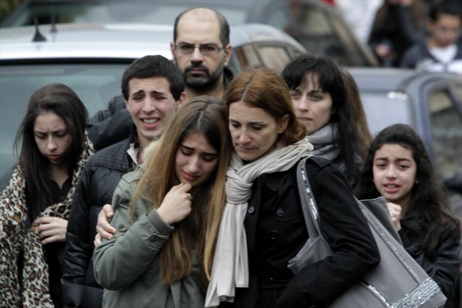 Γαλλία: Nεκροί σε επεισόδιο με πυροβολισμούς σε σχολείο  #5. Τρία παιδιά και ένας ενήλικας έχασαν τη ζωή τους όταν άγνωστος άνοιξε πυρ έξω από εβραϊκό σχολείο στην Τουλούζη. Tα τέσσερα θύματα είναι ένας δάσκαλος Θεολογίας 30 ετών, τα παιδιά του 6 και 3 ετών και ένα ακόμη παιδί 10 ετών. Το τρίτο παιδί υπέκυψε στα τραύματα του στο νοσοκομείο, ενώ δύο ακόμα άνθρωποι έχουν τραυματιστεί. Στην περιοχή έσπευσε ο Γάλλος πρόεδρος, ο οποίος χαρακτήρισε το επεισόδιο «εθνική τραγωδία».