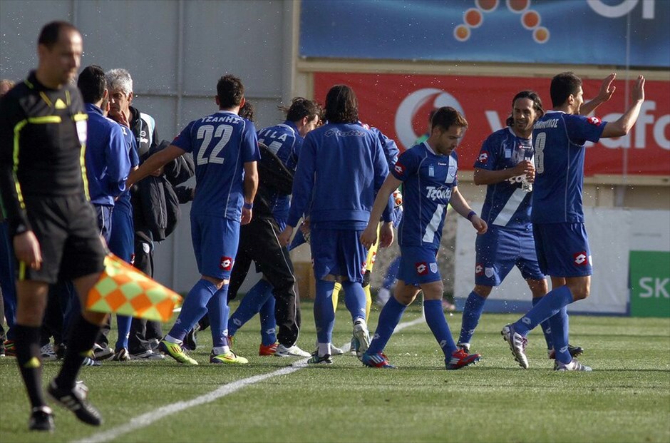 Σούπερ Λίγκα: Η εικοστή πέμπτη αγωνιστική #9. Πολύτιμη νίκη με 2-1 πέτυχε ο ΠΑΣ Γιάννινα επί της Ξάνθης στα Πηγάδια, στο πλαίσιο της 25ης ημέρας του πρωταθλήματος ΟΠΑΠ της Σούπερ Λίγκας. Ο Μπεσέρα στο 58ο λεπτό και ο Βίλα στο 82ο λεπτό πέτυχαν τα γκολ για τον «Αγιαξ της Ηπείρου», που πέτυχε τη δεύτερη εκτός έδρας νίκη του στο φετινό πρωτάθλημα και έκανε σημαντικό βήμα για την παραμονή του. Οι «ακρίτες», που μετρούν επτά συνεχόμενες ήττες και πλέον κινδυνεύουν, μείωσαν στο 87ο λεπτό με τον Βλαχοδήμο. ΜΟΤΙΟΝ ΤΕΑΜ