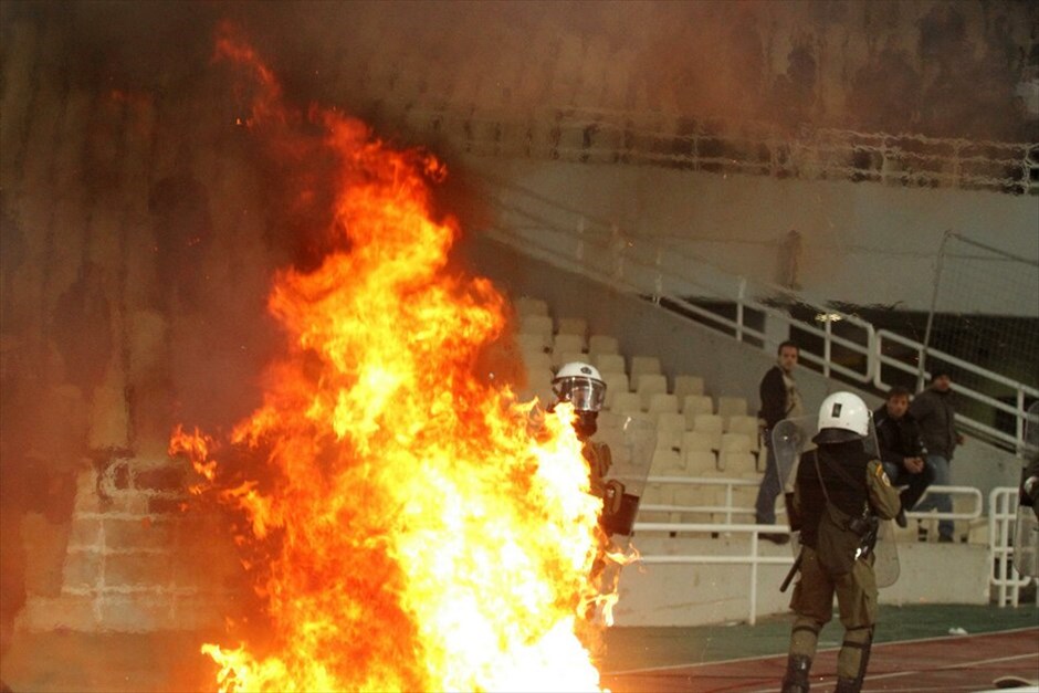 Σούπερ Λίγκα: Επεισόδια στο ντέρμπι Παναθηναϊκού - Ολυμπιακού #1. Επεισόδια στην ανάπαυλα του ημιχρόνου μεταξύ των φιλάθλων του Παναθηναϊκού και των αστυνομικών δυνάμεων σημειώθηκαν στο ντέρμπι των δύο «αιωνίων» στο ΟΑΚΑ.