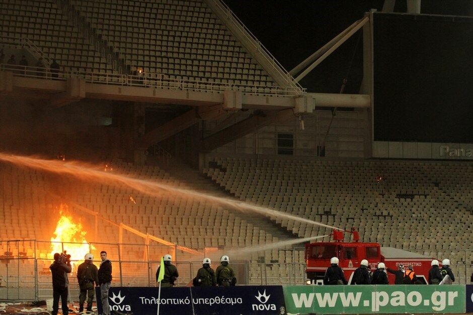 Σούπερ Λίγκα: Επεισόδια στο ντέρμπι Παναθηναϊκού - Ολυμπιακού #2. Επεισόδια στην ανάπαυλα του ημιχρόνου μεταξύ των φιλάθλων του Παναθηναϊκού και των αστυνομικών δυνάμεων σημειώθηκαν στο ντέρμπι των δύο «αιωνίων» στο ΟΑΚΑ.