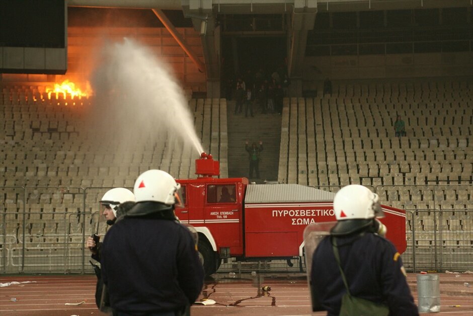 Σούπερ Λίγκα: Επεισόδια στο ντέρμπι Παναθηναϊκού - Ολυμπιακού #4. Επεισόδια στην ανάπαυλα του ημιχρόνου μεταξύ των φιλάθλων του Παναθηναϊκού και των αστυνομικών δυνάμεων σημειώθηκαν στο ντέρμπι των δύο «αιωνίων» στο ΟΑΚΑ.
