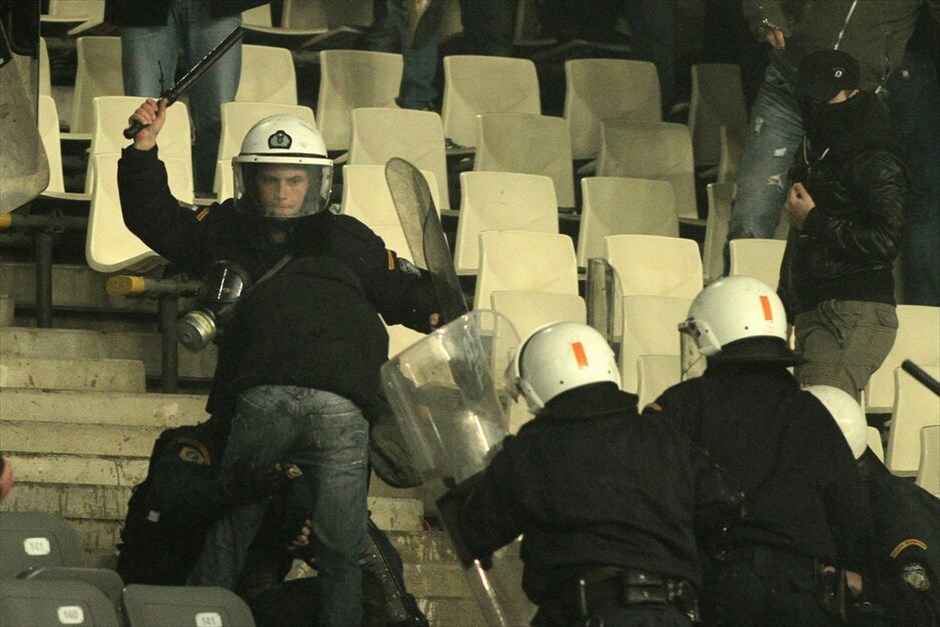 Σούπερ Λίγκα: Επεισόδια στο ντέρμπι Παναθηναϊκού - Ολυμπιακού #17. Επεισόδια στην ανάπαυλα του ημιχρόνου μεταξύ των φιλάθλων του Παναθηναϊκού και των αστυνομικών δυνάμεων σημειώθηκαν στο ντέρμπι των δύο «αιωνίων» στο ΟΑΚΑ.