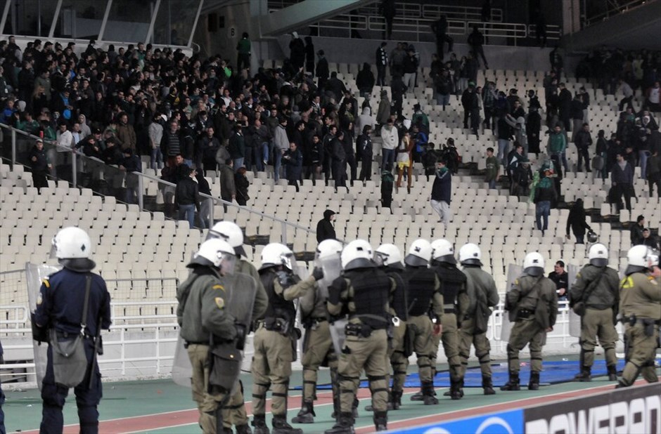 Σούπερ Λίγκα: Επεισόδια στο ντέρμπι Παναθηναϊκού - Ολυμπιακού #19. Επεισόδια στην ανάπαυλα του ημιχρόνου μεταξύ των φιλάθλων του Παναθηναϊκού και των αστυνομικών δυνάμεων σημειώθηκαν στο ντέρμπι των δύο «αιωνίων» στο ΟΑΚΑ.