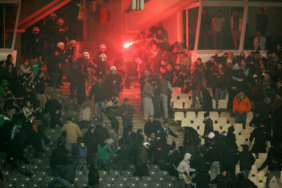Σούπερ Λίγκα: Επεισόδια στο ντέρμπι Παναθηναϊκού - Ολυμπιακού #23. Επεισόδια στην ανάπαυλα του ημιχρόνου μεταξύ των φιλάθλων του Παναθηναϊκού και των αστυνομικών δυνάμεων σημειώθηκαν στο ντέρμπι των δύο «αιωνίων» στο ΟΑΚΑ.