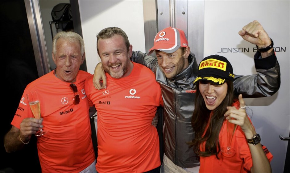 Formula 1: GP Αυστραλίας #1. O Τζένσον Μπάτον πανηγυρίζει τη πρώτη νίκη στην Αυστραλία μαζί με τον πατέρα του Τζον (πρώτο από αριστερά), το μανατζέρ του Ρίτσαρντ Γκόνταρντ και τη φίλη του Τζέσικα Μιτσιμπάτα.