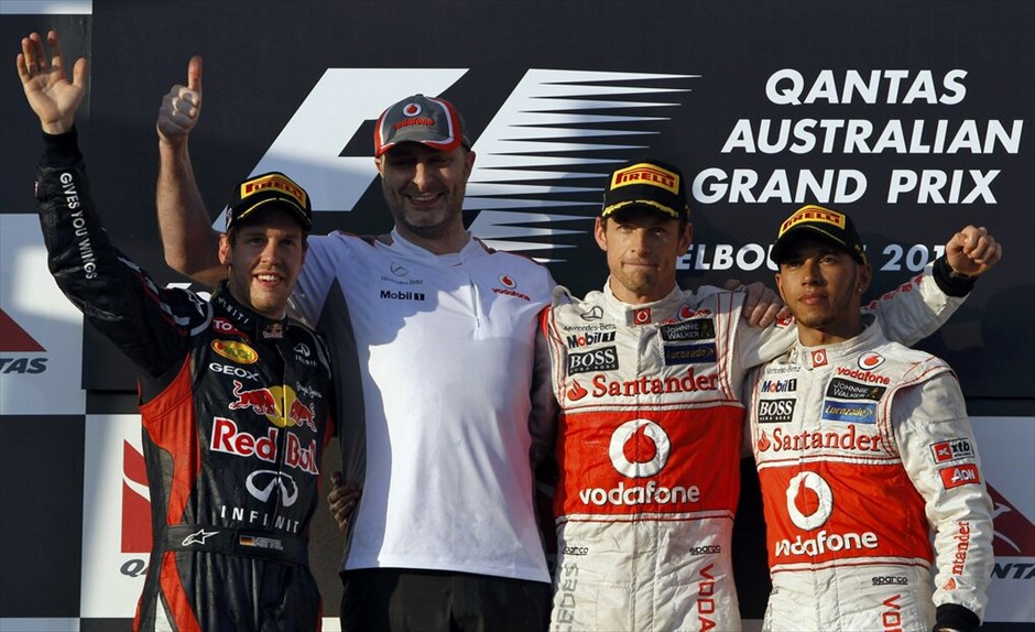 Formula 1: GP Αυστραλίας #2. Στο βάθρο των νικητών. Από αριστερά: Σεμπάστιαν Φέτελ, Νταγκ Μακιέρναν, επικεφαλής αεροδυναμιστής της McLaren Mercedes, Τζένσον Μπάτον και Λιούις Χάμιλτον.