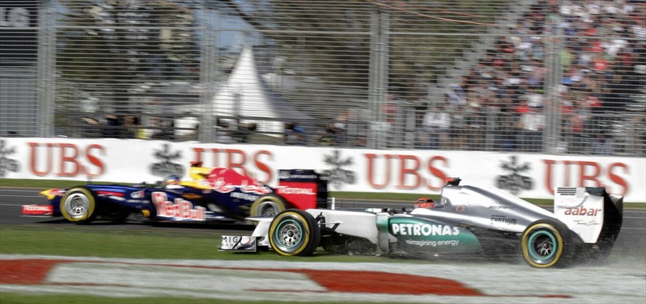 Formula 1: GP Αυστραλίας #16. Η προσπέραση του Σεμπάστιαν Φέτελ στον Μίκαελ Σουμάχερ στην στροφή 1 της πίστας μόλις στον 10ο γύρο του αγώνα.