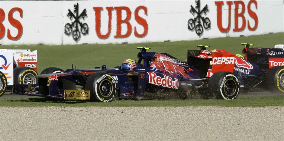 Formula 1: GP Αυστραλίας #22. Η έξοδος του Μαρκ Γουέμπερ στην πρώτη στροφή της πίστας μετά την εκκίνηση του αγώνα.