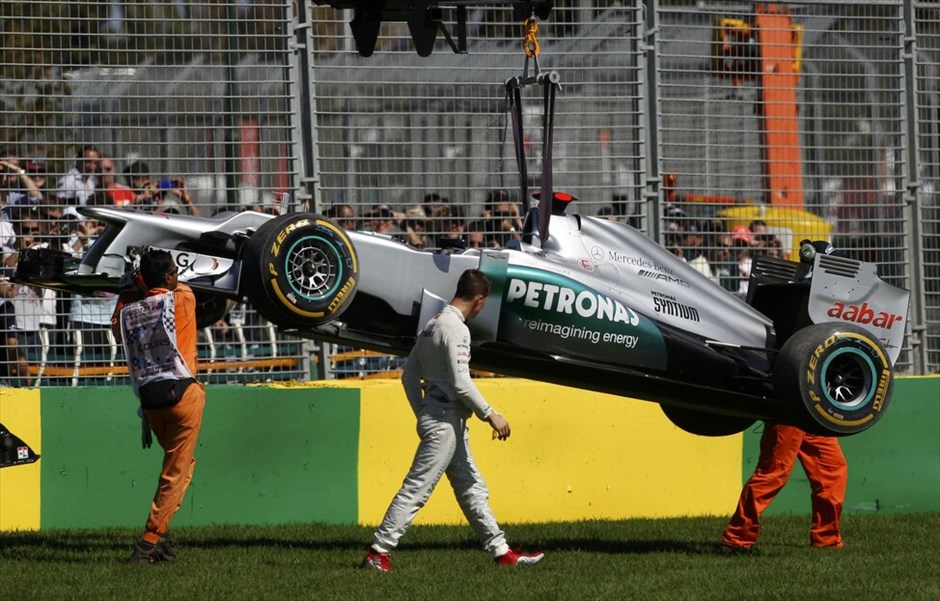 Formula 1: Ελεύθερες και κατατακτήριες δοκιμές στην Αυστραλία #20. Η W03 του Μίκαελ Σουμάχερ «μαζεύεται» από την πίστα στην τρίτη περίοδο των ελεύθερων δοκιμών.