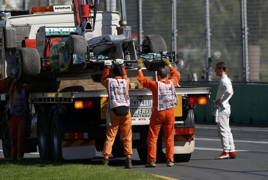Formula 1: Ελεύθερες και κατατακτήριες δοκιμές στην Αυστραλία #22. Η W03 του Μίκαελ Σουμάχερ «μαζεύεται» από την πίστα στην τρίτη περίοδο των ελεύθερων δοκιμών.