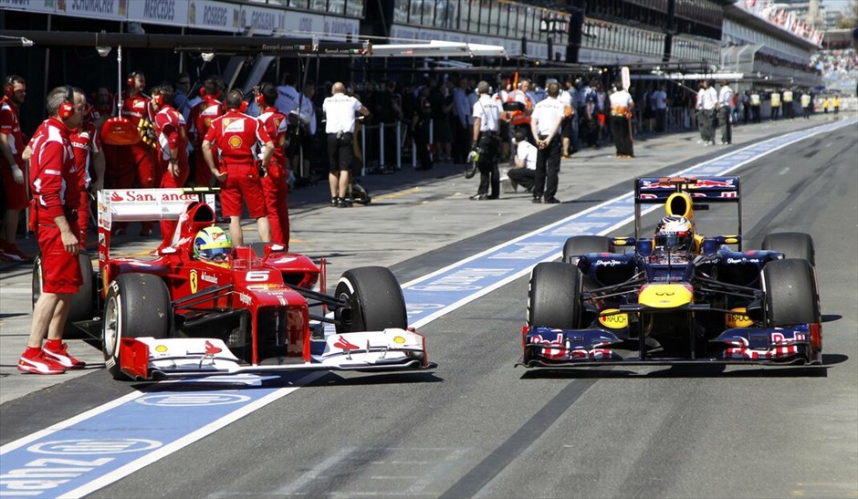 Formula 1: Ελεύθερες και κατατακτήριες δοκιμές στην Αυστραλία #23. Ο Σεμπάστιαν Φέτελ προσπαθεί να αποφύγει τον Φελίπε Μάσα καθώς εισέρχεται στο γκαράζ της Red Bull κατά την διάρκεια των τρίτων ελεύθερων δοκιμών.