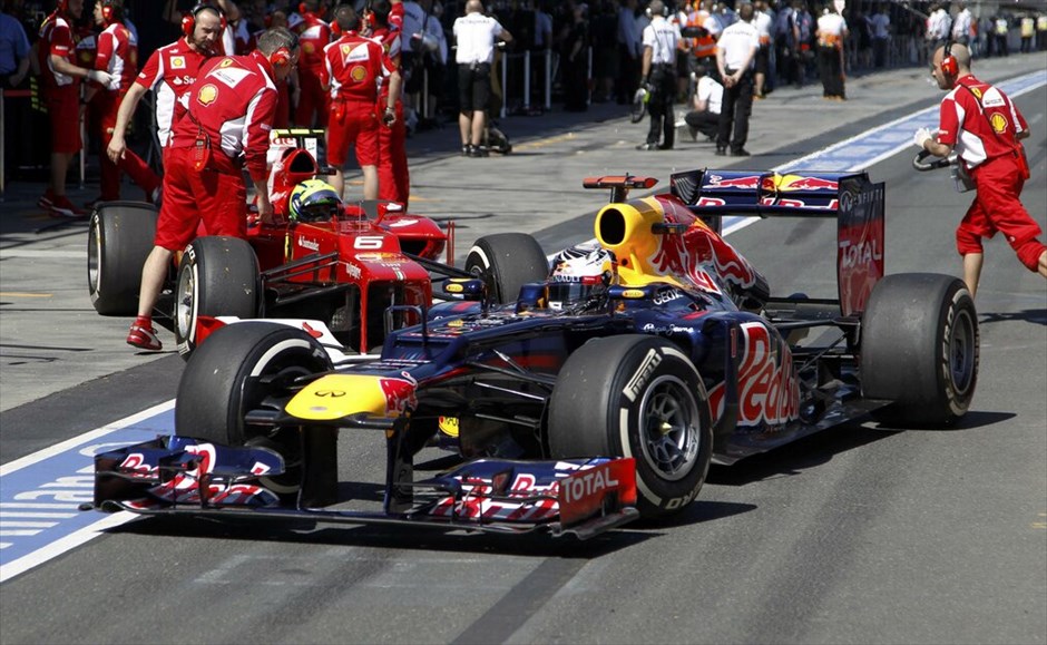 Formula 1: Ελεύθερες και κατατακτήριες δοκιμές στην Αυστραλία #24. Ο Σεμπάστιαν Φέτελ προσπαθεί να αποφύγει τον Φελίπε Μάσα καθώς εισέρχεται στο γκαράζ της Red Bull κατά την διάρκεια των τρίτων ελεύθερων δοκιμών.