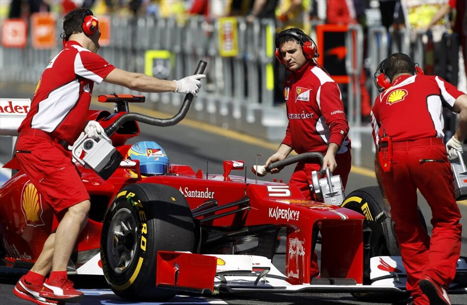 Formula 1: Ελεύθερες και κατατακτήριες δοκιμές στην Αυστραλία #28. Η Ferrari του Φερνάντο Αλόνσο επιστρέφει στo γκαράζ της Scuderia κατά την διάρκεια των τρίτων ελεύθερων δοκιμών.