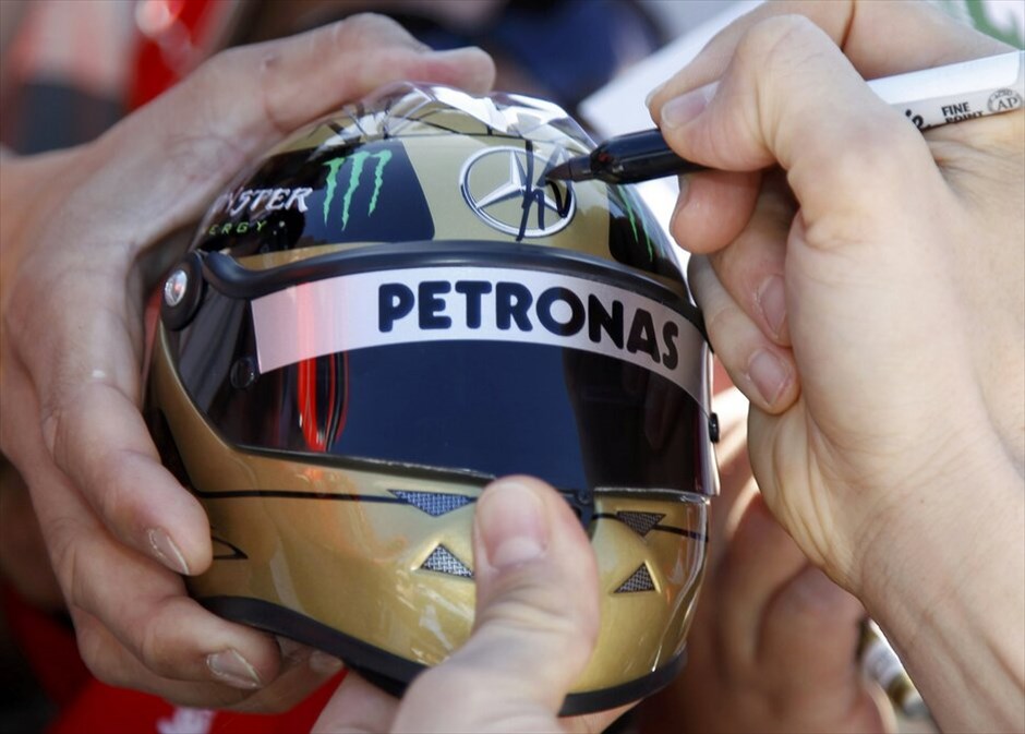 Formula 1: Ελεύθερες και κατατακτήριες δοκιμές στην Αυστραλία #29. Ο δημοφιλής Μίκαελ Σουμάχερ υπογράφει αυτόγραφα λίγο μετά την άφιξη του στην πίστα του Αλμπερτ Παρκ.