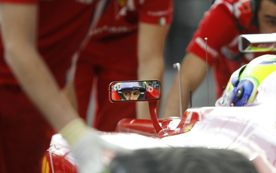 Formula 1: Ελεύθερες δοκιμές της Παρασκευής στην Αυστραλία #2. Η F2012 του Φελίπε Μάσα σπρώχνεται στα γκαράζ της Ferrari κατά την δεύτερη περίοδο των ελεύθερων δοκιμών.