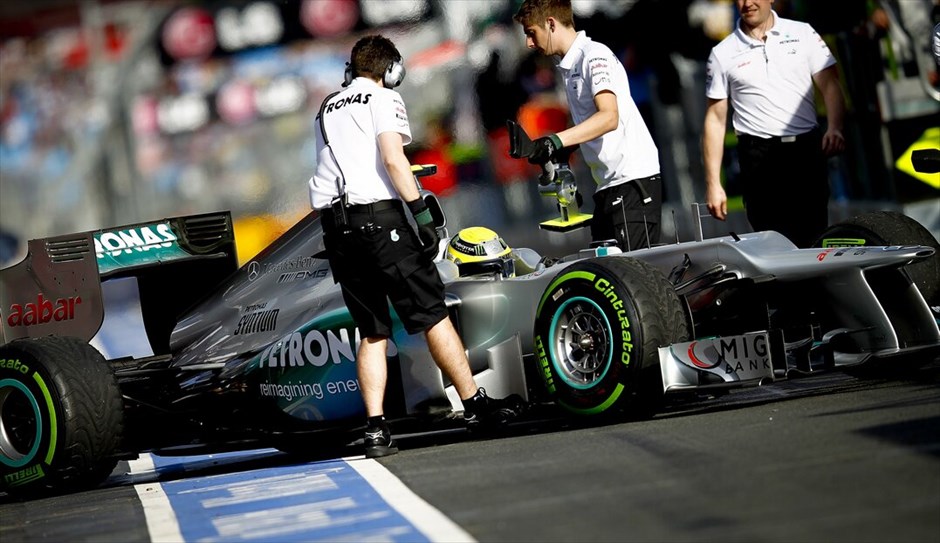 Formula 1: Ελεύθερες δοκιμές της Παρασκευής στην Αυστραλία #7. H W03 του Νίκο Ρόζμπεργκ σπρώχνεται στο γκαράζ της Mercedes μετά το τέλος της δεύτερης περιόδου των ελεύθερων δοκιμών.