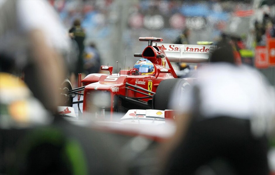 Formula 1: Ελεύθερες δοκιμές της Παρασκευής στην Αυστραλία #9. Ο Φερνάντο Αλόνσο επιστρέψει στο γκαράζ της Ferrari κατά την διάρκεια της δεύτερης περιόδου των ελεύθερων δοκιμών.