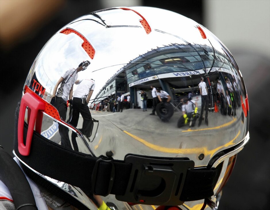 Formula 1: Ελεύθερες δοκιμές της Παρασκευής στην Αυστραλία #17. Μηχανικοί της McLaren Mercedes προετοιμάζονται για είσοδο μονοθέσιου στα pits.