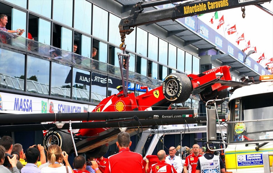 Formula 1: Ελεύθερες δοκιμές της Παρασκευής στην Αυστραλία #21. Η F2012 του Φελίπε Μάσα μεταφέρθηκε νστο γκαράζ της Ferrari μετά την έξοδο του Βραζιλιάνου στην πρώτη περίοδο των ελεύθερων δοκιμών.