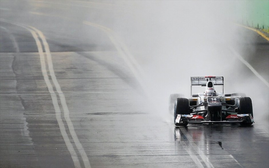 Formula 1: Ελεύθερες δοκιμές της Παρασκευής στην Αυστραλία #24. Η C31 του Καμούι Κομπαγιάσι «κολυμπάει» στη βροχή.