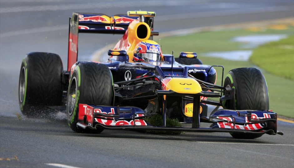 Formula 1: Ελεύθερες δοκιμές της Παρασκευής στην Αυστραλία #29. Κομμάτι από χορτάρι υπάρχει κάτω από την RB8 του Μαρκ Γουέμπερ μετά το γλίστρημα στην προηγούμενη στροφή.
