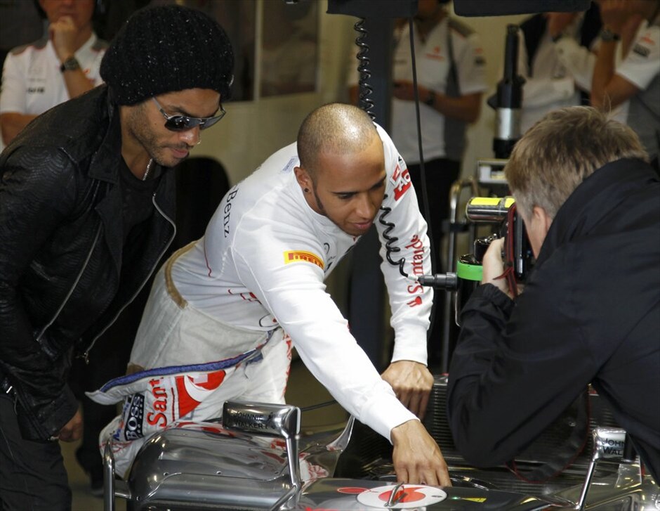 Formula 1: Ελεύθερες δοκιμές της Παρασκευής στην Αυστραλία #32. Λιούις Χάμιλτον, Λένι Κράβιτζ στο γκαράζ της McLaren Mercedes.