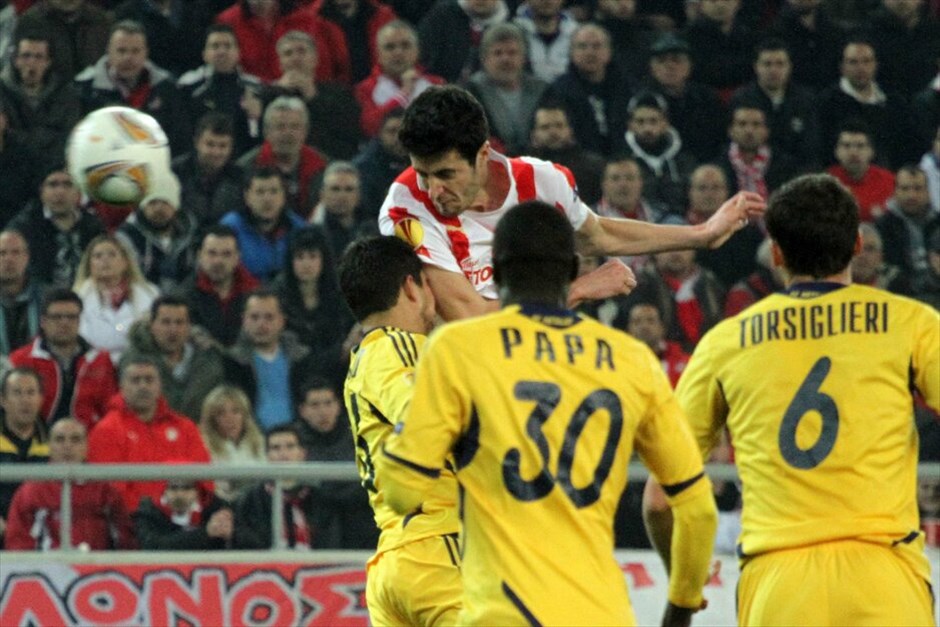 Europa League: Στιγμές από τον αγώνα Ολυμπιακός - Μέταλιστ #11. Δεχόμενος δυο γκολ στο τελευταίο τέταρτο του αγώνα ο Ολυμπιακός γνώρισε την ήττα με 2-1 στο Καραϊσκάκη και τον οδυνηρό αποκλεισμό από τη Μέταλιστ.