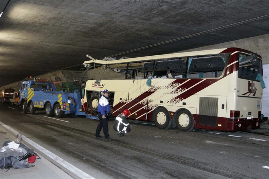 Ελβετία: 22 μαθητές νεκροί σε τροχαίο #6. Τουλάχιστον 28 άνθρωποι, μεταξύ των οποίων 22 μαθητές από το Βέλγιο, σκοτώθηκαν σε τροχαίο δυστύχημα με λεωφορείο που σημειώθηκε σε σήραγγα στη νότια Ελβετία, κοντά στα σύνορα με την Ιταλία.