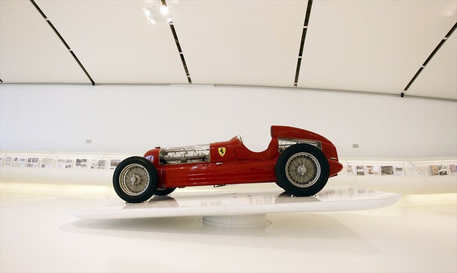 Μουσείο «Casa Enzo Ferrari» #6. Alfa Romeo Bimotore του 1935, ένα αγωνιστικό μοντέλο με δύο κινητήρες 3.200 κ.εκ. έκαστος, τοποθετημένους, ο ένας εμπρός και ο άλλος πίσω, συνολικής χωρητικότητας 6.300 κ.εκ. και ισχύος 540 ίππων.