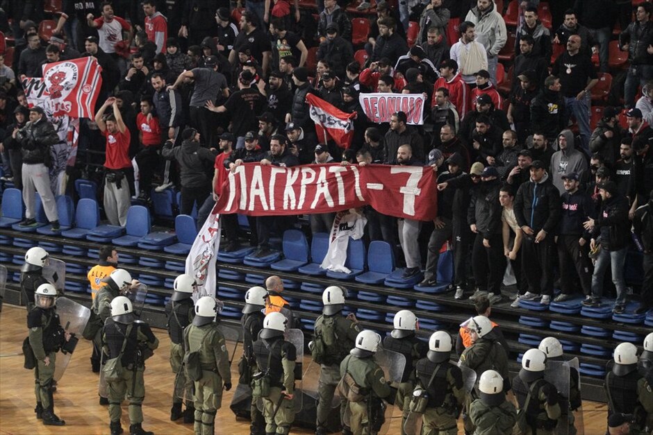 Μπάσκετ: Στιγμές από τον τελικό Κυπέλλου μεταξύ Ολυμπιακού - Παναθηναϊκού #24. Μετά από δυο χρόνια κυριαρχίας του Ολυμπιακού, ο Παναθηναϊκός ανέκτησε τα σκήπτρα του στον θεσμό του Κυπέλλου Ελλάδας στο μπάσκετ. Οι «πράσινοι» επικράτησαν στον τελικό της διοργάνωσης, που διεξήχθη στο κλειστό του Ελληνικού με 71-70 του "αιωνίου" τους αντιπάλου σε ένα ματς-διαφήμιση για το μπάσκετ και αντάξιο του ονόματος και της ποιότητας των δυο αντιπάλων.