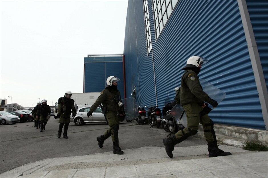 Μπάσκετ: Στιγμές από τον τελικό Κυπέλλου μεταξύ Ολυμπιακού - Παναθηναϊκού #30. Μετά από δυο χρόνια κυριαρχίας του Ολυμπιακού, ο Παναθηναϊκός ανέκτησε τα σκήπτρα του στον θεσμό του Κυπέλλου Ελλάδας στο μπάσκετ. Οι «πράσινοι» επικράτησαν στον τελικό της διοργάνωσης, που διεξήχθη στο κλειστό του Ελληνικού με 71-70 του "αιωνίου" τους αντιπάλου σε ένα ματς-διαφήμιση για το μπάσκετ και αντάξιο του ονόματος και της ποιότητας των δυο αντιπάλων.
