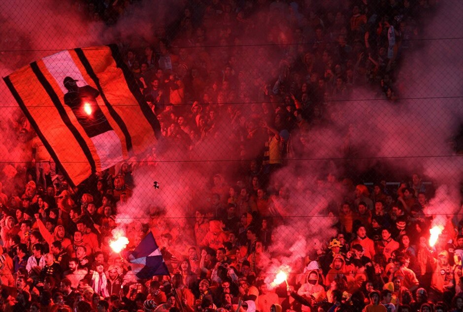 Champions League: Στιγμές από τον αγώνα ΑΠΟΕΛ - Λυόν #1. Ο ΑΠΟΕΛ συνεχίζει να γράφει ιστορία, καθώς μετά τους «16» προκρίθηκε και στα προημιτελικά του Champions League, επικρατώντας της Λυών με 4-3 στα πέναλτι στο ΓΣΠ της Λευκωσίας (1-0 κ.δ., 1-1 στο σύνολο του ζευγαριού). Η κυπριακή ομάδα έγινε η πρώτη στην ιστορία του Νησιού της Αφροδίτης που προκρίνεται στις 8 καλύτερες ομάδες της διοργάνωσης.