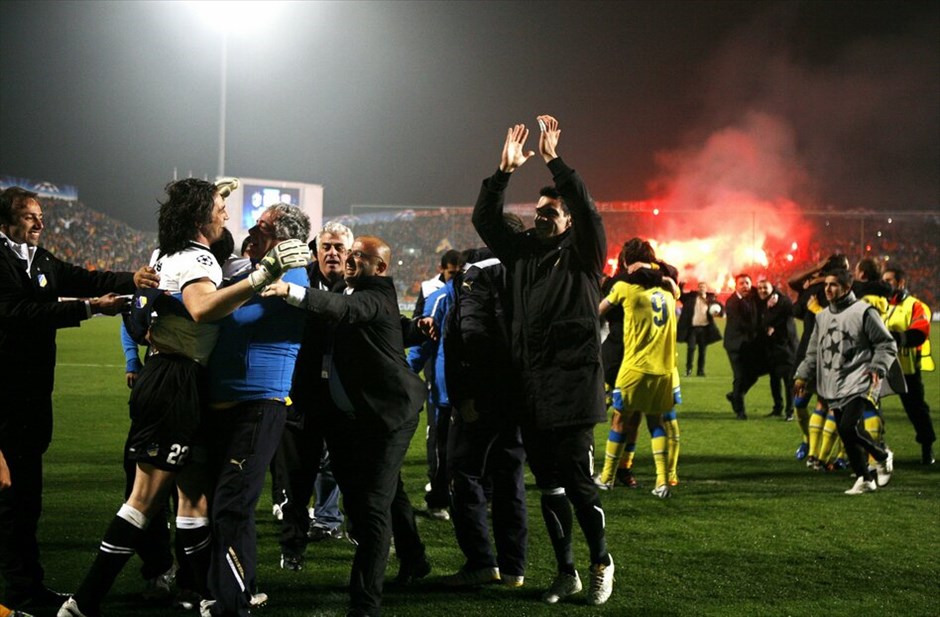 Champions League: Στιγμές από τον αγώνα ΑΠΟΕΛ - Λυόν #2. Ο ΑΠΟΕΛ συνεχίζει να γράφει ιστορία, καθώς μετά τους «16» προκρίθηκε και στα προημιτελικά του Champions League, επικρατώντας της Λυών με 4-3 στα πέναλτι στο ΓΣΠ της Λευκωσίας (1-0 κ.δ., 1-1 στο σύνολο του ζευγαριού). Η κυπριακή ομάδα έγινε η πρώτη στην ιστορία του Νησιού της Αφροδίτης που προκρίνεται στις 8 καλύτερες ομάδες της διοργάνωσης.